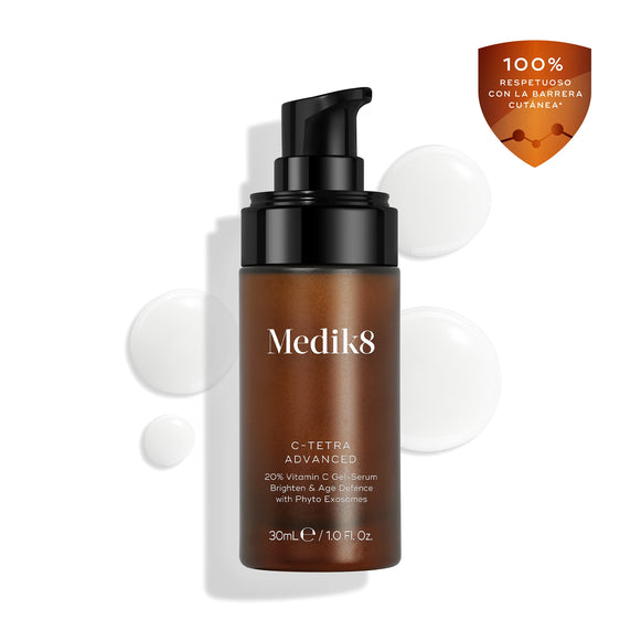 Frasco de Medik8 C-Tetra Advanced mostrado sobre un fondo blanco limpio con gotas de suero translúcidas, destacando su textura ligera de suero en gel.-6